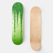 Grüner Glitter-Tropfenhintergrund mit Funkeln Skateboard (Vorderseite)