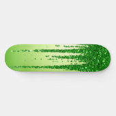 Grüner Glitter-Tropfenhintergrund mit Funkeln Skateboard (Horizontal)