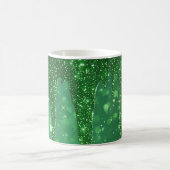 Grüner Glitter-Tropfenhintergrund mit funkelndem B Kaffeetasse (Mittel)