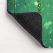 Grüner Glitter-Tropfenhintergrund mit funkelndem B Mousepad (Ecke)