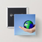 Grüner Globus in der Hand Button (Vorne & Hinten)