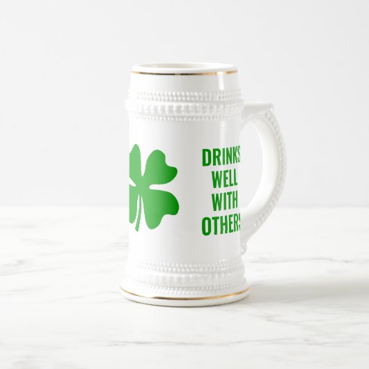 Grüner Glücksklee lustiger St. Patrick's Day Bierglas (VorderseiteRechts)