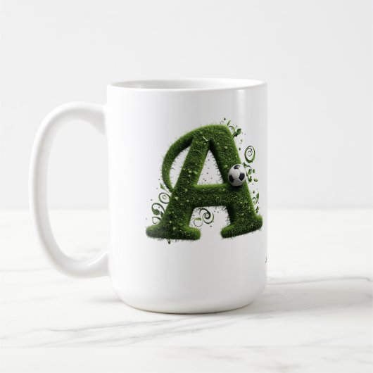 Grüner Gras-Buchstabe A-Topiarie mit Fußball Kaffeetasse (Links)