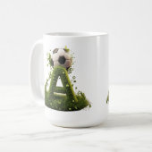 Grüner Gras-Buchstabe A-Topiarie mit Fußball Kaffeetasse (Vorderseite Links)