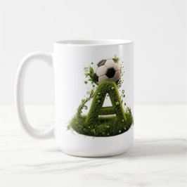 Grüner Gras-Buchstabe A-Topiarie mit Fußball Kaffeetasse