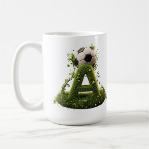 Grüner Gras-Buchstabe A-Topiarie mit Fußball Kaffeetasse