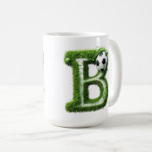 Grüner Gras-Buchstabe-B-Topiarie mit Fußball Kaffeetasse (VorderseiteRechts)