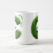 Grüner Gras-Buchstabe C-Topiary mit Fußball Kaffeetasse (Mittel)