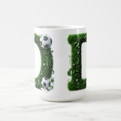 Grüner Gras-Buchstabe D-Topiaire mit Fußball Kaffeetasse (Mittel)