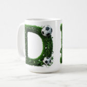 Grüner Gras-Buchstabe D-Topiaire mit Fußball Kaffeetasse (Vorderseite Links)