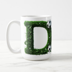 Grüner Gras-Buchstabe D-Topiaire mit Fußball Kaffeetasse