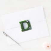 Grüner Gras-Buchstabe D-Topiaire mit Fußball Quadratischer Aufkleber (Umschlag)