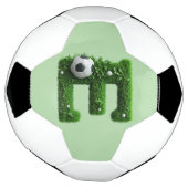 Grüner Gras-Buchstabe E-Topiarie mit Fußball (Gedreht)