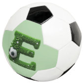 Grüner Gras-Buchstabe E-Topiarie mit Fußball (Dreiviertel)