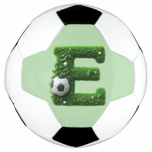Grüner Gras-Buchstabe E-Topiarie mit Fußball