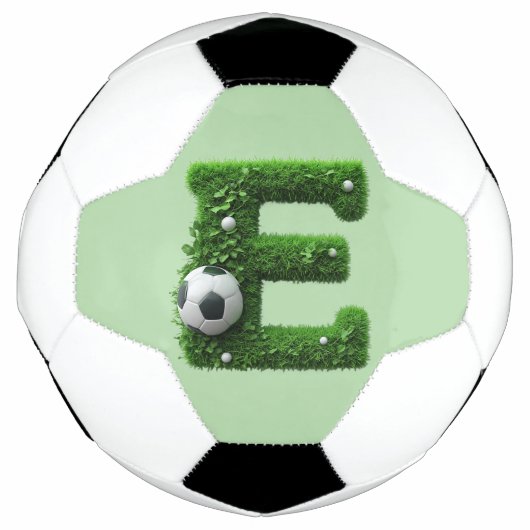 Grüner Gras-Buchstabe E-Topiarie mit Fußball (Vorderseite)