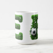 Grüner Gras-Buchstabe E-Topiarie mit Fußball Kaffeetasse (Mittel)