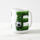 Grüner Gras-Buchstabe E-Topiarie mit Fußball Kaffeetasse (VorderseiteRechts)