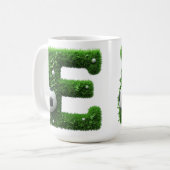 Grüner Gras-Buchstabe E-Topiarie mit Fußball Kaffeetasse (Vorderseite Links)