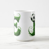 Grüner Gras-Buchstabe E-Topiarie mit Fußball Kaffeetasse (Mittel)