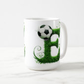 Grüner Gras-Buchstabe E-Topiarie mit Fußball Kaffeetasse (VorderseiteRechts)