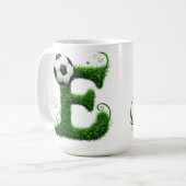 Grüner Gras-Buchstabe E-Topiarie mit Fußball Kaffeetasse (Vorderseite Links)