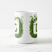 Grüner Grasbuchstabe G mit Fußball Kaffeetasse (Mittel)