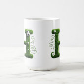 Grüner Grasbuchstabe H mit Fußball Kaffeetasse (Mittel)
