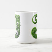 Grüner Grasbuchstabe J mit Fußball Kaffeetasse (Mittel)