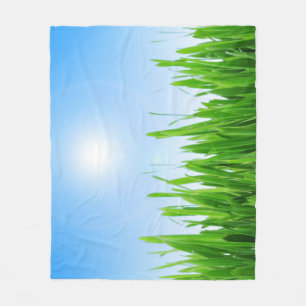 Grüner Grasgarten mit Blau Himmel Design Fleecedecke
