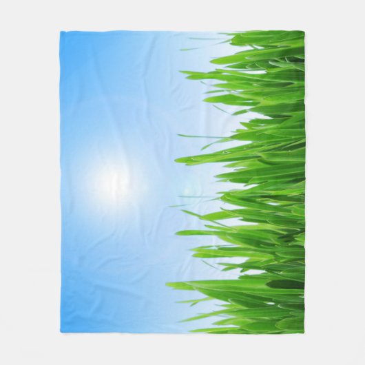 Grüner Grasgarten mit Blau Himmel Design Fleecedecke (Vorderseite)