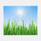 Grüner Grasgarten mit Blau Himmel Design Fleecedecke (Vorderseite (Horizontal))