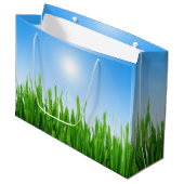 Grüner Grasgarten mit Blau Himmel Design Große Geschenktüte (Vorderseite Schrägansicht)