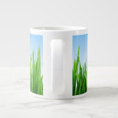 Grüner Grasgarten mit Blau Himmel Design Jumbo-Tasse (Rückseite)