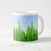 Grüner Grasgarten mit Blau Himmel Design Jumbo-Tasse (Vorderseite Rechts)