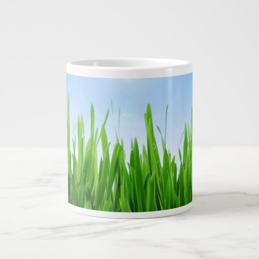 Grüner Grasgarten mit Blau Himmel Design Jumbo-Tasse (Vorderseite)