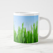 Grüner Grasgarten mit Blau Himmel Design Jumbo-Tasse (Rechts)