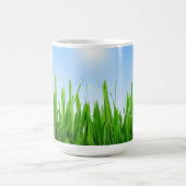 Grüner Grasgarten mit Blau Himmel Design Kaffeetasse (Mittel)