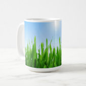 Grüner Grasgarten mit Blau Himmel Design Kaffeetasse (Vorderseite Links)