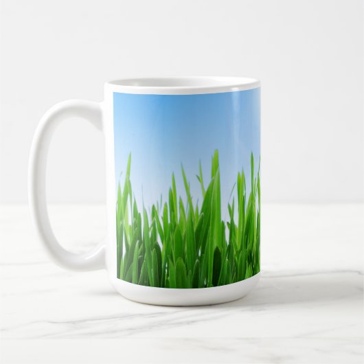 Grüner Grasgarten mit Blau Himmel Design Kaffeetasse (Links)