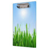 Grüner Grasgarten mit Blau Himmel Design Klemmbrett (Links)