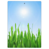 Grüner Grasgarten mit Blau Himmel Design Klemmbrett (Rückseite)