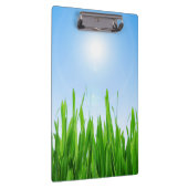 Grüner Grasgarten mit Blau Himmel Design Klemmbrett (Rechts)