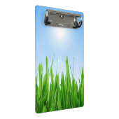 Grüner Grasgarten mit Blau Himmel Design Mini Klemmbrett (Schrägansicht)