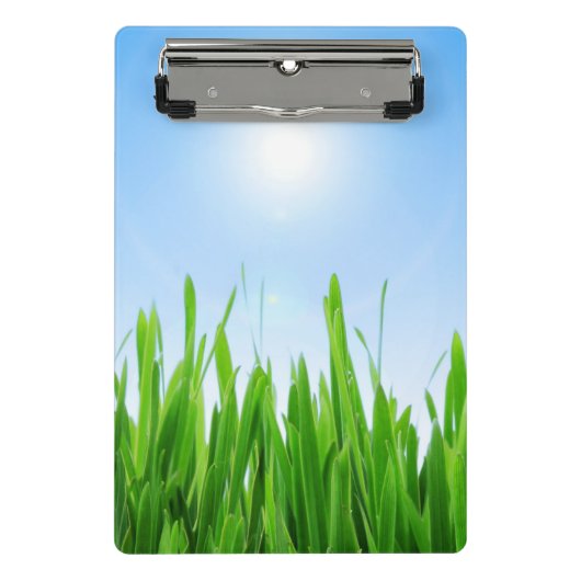 Grüner Grasgarten mit Blau Himmel Design Mini Klemmbrett (Vorderseite)