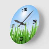 Grüner Grasgarten mit Blau Himmel Design Runde Wanduhr (Winkel)