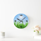 Grüner Grasgarten mit Blau Himmel Design Runde Wanduhr (Zuhause)