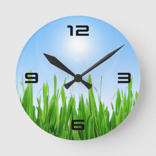 Grüner Grasgarten mit Blau Himmel Design Runde Wanduhr (Vorderseite)