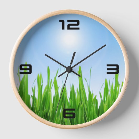 Grüner Grasgarten mit Blau Himmel Design Uhr (Vorderseite)