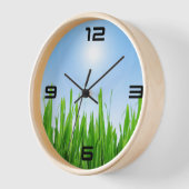 Grüner Grasgarten mit Blau Himmel Design Uhr (Winkel)